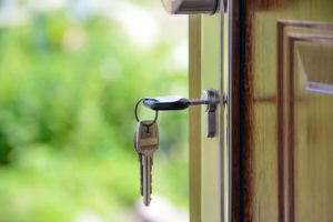 A key hanging to the door knob 